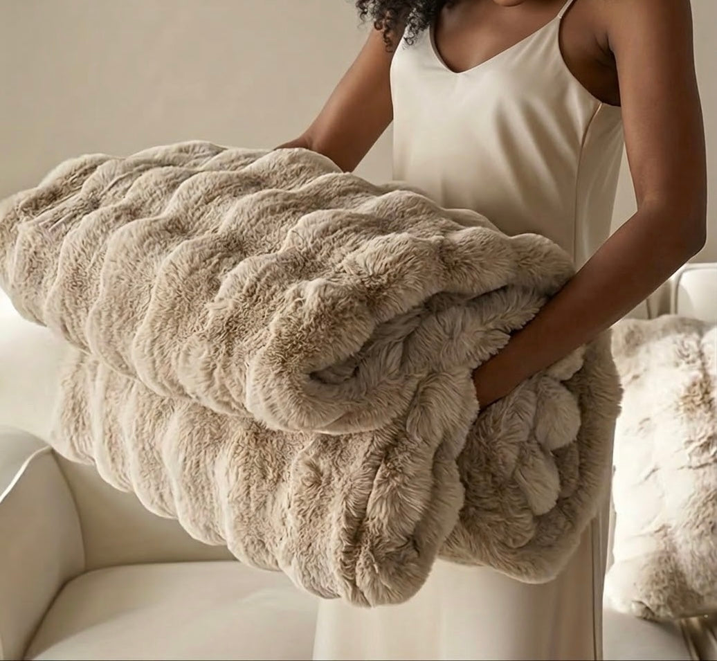 Traditional-Style Plush Double-Layer Leisure Blanket – All-Season Cozy Solid Fleece Comforter (100% Polyester)